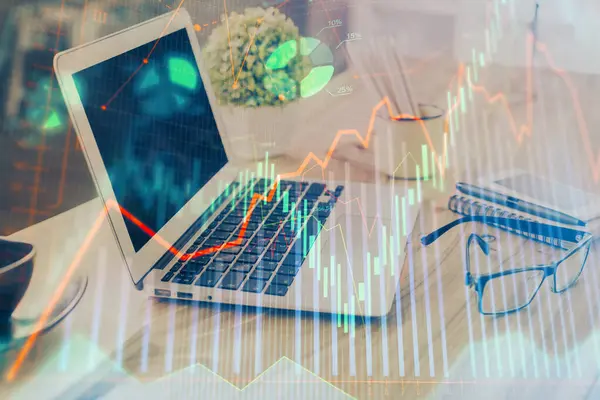 Grafico del mercato azionario e tabella con sfondo del computer. Multi esposizione. Concetto di analisi finanziaria. — Foto Stock