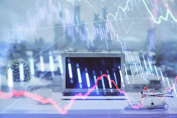 Forex grafikon hologram az asztalon számítógépes háttérrel. Többszörös expozíció. A pénzügyi piacok fogalma. — Stock Fotó
