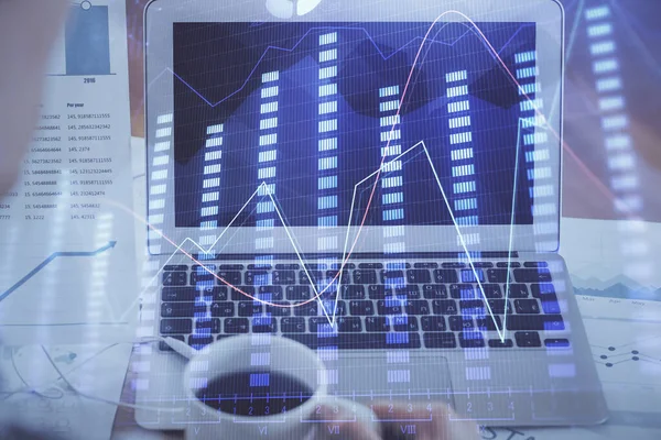 Forex marktkaart hologram en personal computer achtergrond. Meervoudige blootstelling. Begrip investering. — Stockfoto