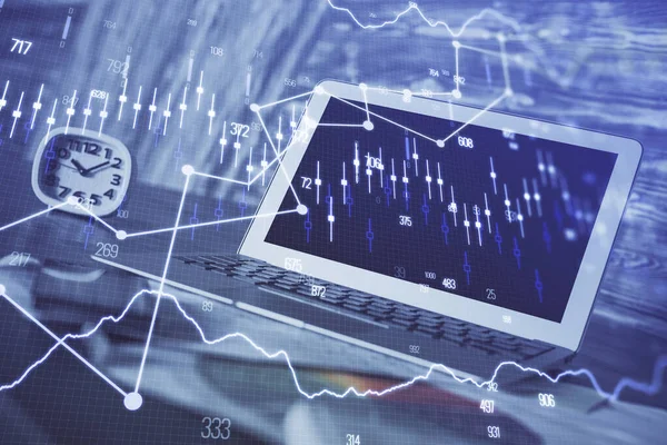 Фінансовий граф барвистий малюнок і стіл з комп'ютером на фоні. Подвійна експозиція. Концепція міжнародних ринків . — стокове фото