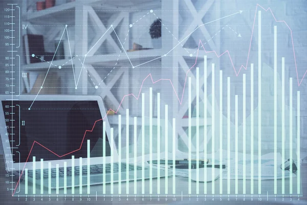 Фінансовий граф барвистий малюнок і стіл з комп'ютером на фоні. Багаторазова експозиція. Концепція міжнародних ринків . — стокове фото