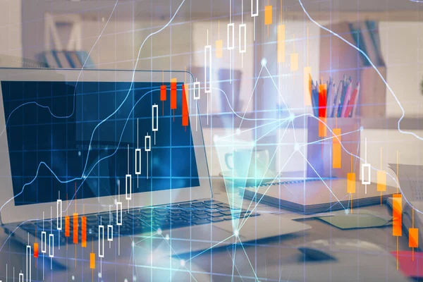 Holograma gráfico do mercado financeiro e computador pessoal em segundo plano. Exposição múltipla. Conceito de forex. — Fotografia de Stock