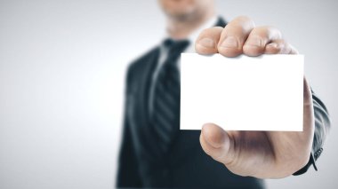 boş bir kart tutan işadamı