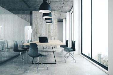 Panoramik şehir görünümlü modern ofis içi,