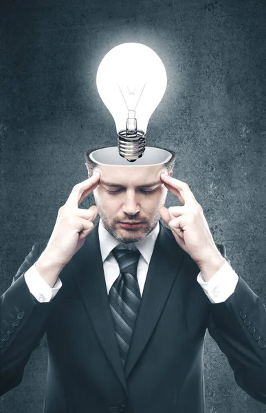 Myslící podnikatel se žárovkou — Stock fotografie