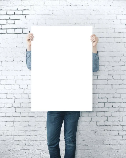 Homem segurando banner em branco — Fotografia de Stock