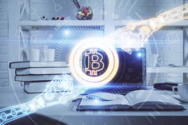 Blockchain temalı holograma ve bilgisayar arkaplanlı masaya çoklu maruz kalma. Bitcoin şifreleme para birimi kavramı.