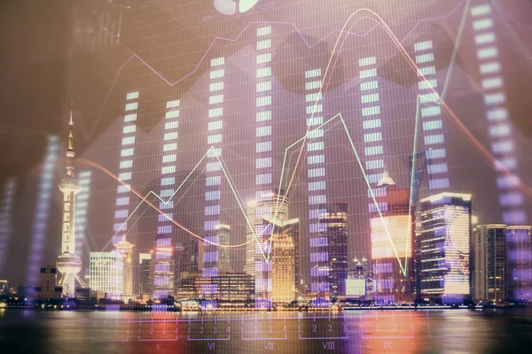 Wykres finansowy na nocny krajobraz miasta z wysokimi budynkami tła podwójnej ekspozycji. Koncepcja analizy. — Zdjęcie stockowe