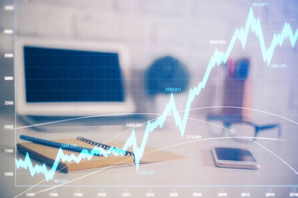 Голограмма Forex Chart на столе с компьютерным фоном. Множественное воздействие. Концепция финансовых рынков. — стоковое фото