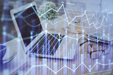 Masası ve kişisel bilgisayarı olan borsa grafiği. Çoklu maruz kalma. Mali analiz kavramı.