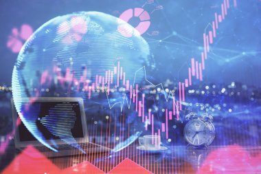 İş teması simgelerinin çoklu pozlandırılması ve bilgisayar geçmişi olan masa. Başarı kavramı.