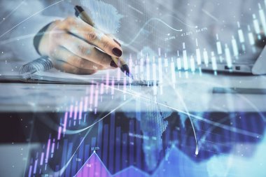 Forex grafik hologramı ile not lar yapan kadın ellerinin çift pozlama. Kavram teknik analizi.