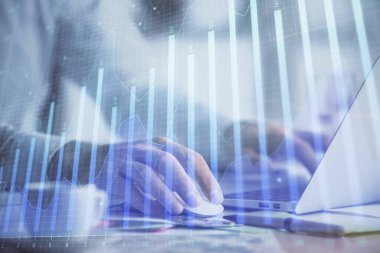 Arka planda bilgisayarda çalışan bir adamla ön x grafiğine iki kez maruz kalıyoruz. Pazar analizi kavramı.