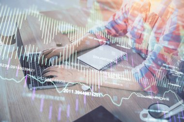 Ön x grafiğinin arka planda bilgisayarda çalışan bir adam ile çoklu pozlandırılması. Pazar analizi kavramı.