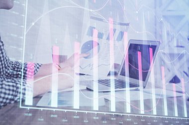 Adam ile mali grafik multi pozlama arka planda ofiste çalışır. Analiz kavramı.