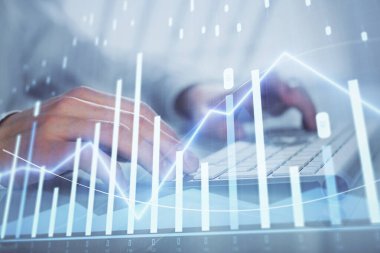 Arka planda ofiste bilgisayarda yazan adam ile grafik çift pozlama. Sıkı çalışma kavramı.