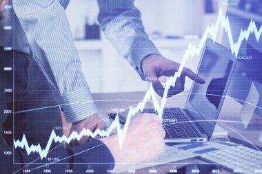 Adam arka planda ofiste bilgisayarda yazarak grafik çift pozlama. Zor iş kavramı. Closeup.