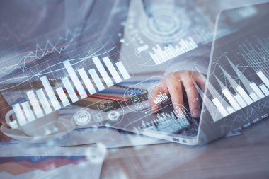 Arka planda ofiste bilgisayarda çalışan işadamı ile Forex grafiği. Sert çalışma kavramı. Çoklu pozlama.