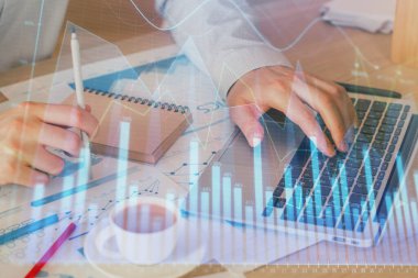 Arka planda ofiste bilgisayarda çalışan işadamı ile Forex grafiği. Sert çalışma kavramı. Çift Pozlama.