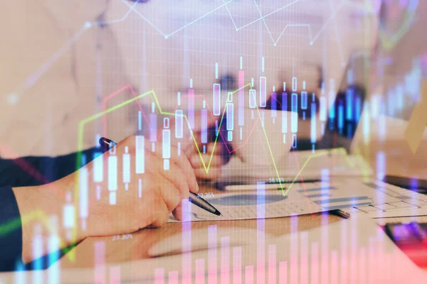 Doble exposición de las manos del hombre escribiendo notas del mercado de valores con gráfico de divisas . — Foto de Stock