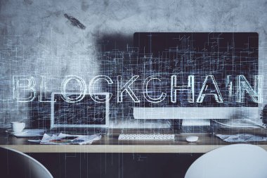 Blockchain temalı holograma ve bilgisayar arkaplanlı masaya çoklu maruz kalma. Bitcoin şifreleme para birimi kavramı.