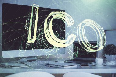 Blockchain temalı holograma ve bilgisayar arkaplanlı masaya çoklu maruz kalma. Bitcoin şifreleme para birimi kavramı.