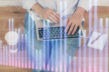 Dizüstü bilgisayar ve borsa forex grafik ile işadamı çift pozlama.