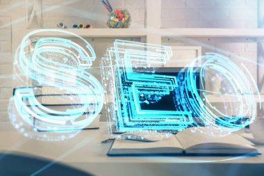 Bilgisayar ve seo çizim hologramı olan çok katmanlı bir tablo. Arama optimizasyon kavramı.