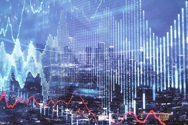 Gráfico financiero sobre paisaje nocturno de la ciudad con altos edificios de doble exposición de fondo. Concepto de análisis . —  Fotos de Stock