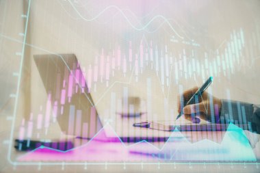 Arka planda bilgisayarla çalışan bir adamla iki kez ön x çizelgesine maruz kaldık. Pazar analizi kavramı.