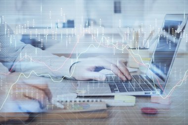Arka planda bilgisayar üzerinde çalışan adam ile borsa grafiği çoklu pozlama. Finansal analiz kavramı.