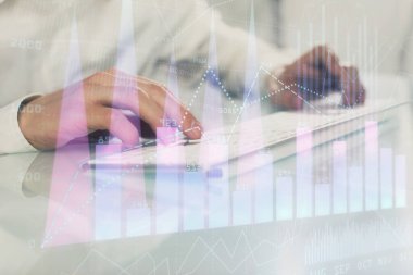 Adam arka planda ofiste bilgisayarda yazarak grafik çift pozlama. Zor iş kavramı. Closeup.