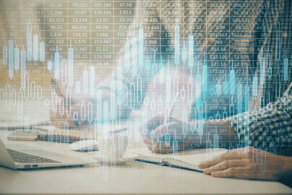 Multi-Exposition von Forex-Diagramm mit Mann arbeitet am Computer auf Hintergrund. Konzept der Marktanalyse. — Stockfoto