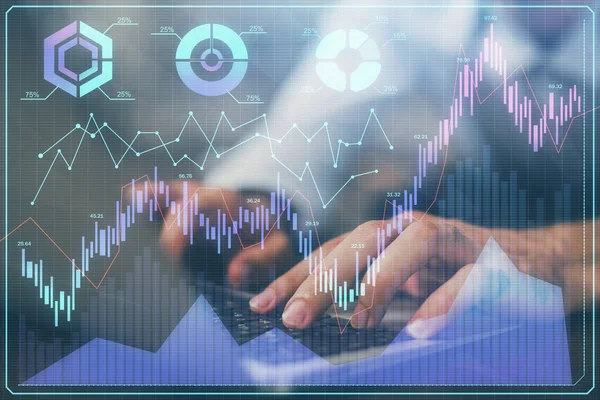 Gráfico de Forex con hombre de negocios que trabaja en la computadora en la oficina en segundo plano. Concepto de trabajador. Exposición múltiple . — Foto de Stock