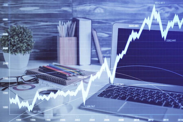 Grafico del mercato Forex ologramma e sfondo del personal computer. Doppia esposizione. Concetto di investimento. — Foto Stock