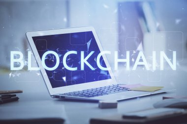 Blockchain temalı holograma ve bilgisayar arkaplanlı masaya çoklu maruz kalma. Bitcoin şifreleme para birimi kavramı.