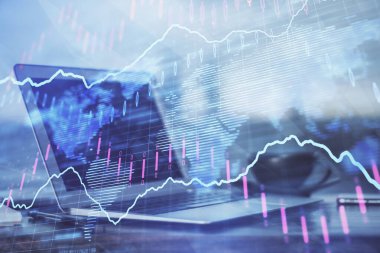 Masası ve kişisel bilgisayarı olan borsa grafiği. Çoklu maruz kalma. Mali analiz kavramı.