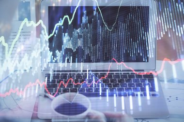 Masası ve kişisel bilgisayarı olan borsa grafiği. Çifte maruziyet. Mali analiz kavramı.