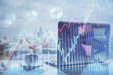 Masası ve kişisel bilgisayarı olan borsa grafiği. Çoklu maruz kalma. Mali analiz kavramı.