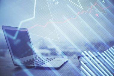 Masası ve kişisel bilgisayarı olan borsa grafiği. Çifte maruziyet. Mali analiz kavramı.