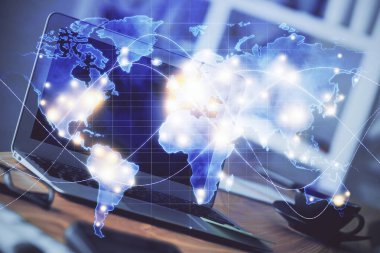 İş teması simgelerinin çoklu pozlandırılması ve bilgisayar geçmişi olan masa. Başarı kavramı.