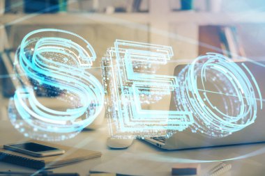 Bilgisayar ve seo çizim hologramı olan çok katmanlı bir tablo. Arama optimizasyon kavramı.