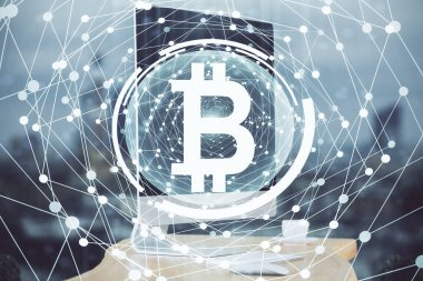 Blockchain temalı holograma ve bilgisayar arkaplanlı masaya çoklu maruz kalma. Bitcoin şifreleme para birimi kavramı.