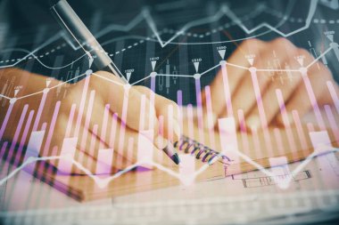 Forex tablosu WOMANS el notları arka plan alarak görüntülenir. Araştırma kavramı. Çift Pozlama