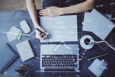 Finansal grafik WOMANS el notları arka plan alarak görüntülenir. Araştırma kavramı. Çoklu pozlama