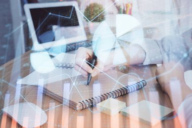Finansal grafikler WOMANS el notları arka plan alarak görüntülenir. Araştırma kavramı. Çift Pozlama