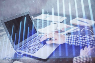 Arka planda bilgisayarla çalışan bir adamla iki kez ön x çizelgesine maruz kaldık. Pazar analizi kavramı.