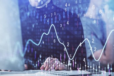 Arka planda ofiste bilgisayarda işadamı yazarak Forex grafiği. Analiz kavramı. Çift Pozlama.
