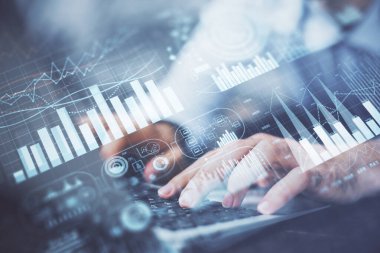 Arka planda ofiste bilgisayarda işadamı yazarak Forex grafiği. Analiz kavramı. Çift Pozlama.