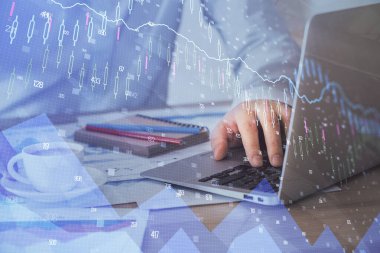 Arka planda ofiste bilgisayarda çalışan işadamı ile Forex grafiği. Sert çalışma kavramı. Çoklu pozlama.